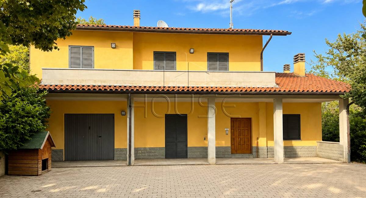 Casa singola con ampio terreno circostante