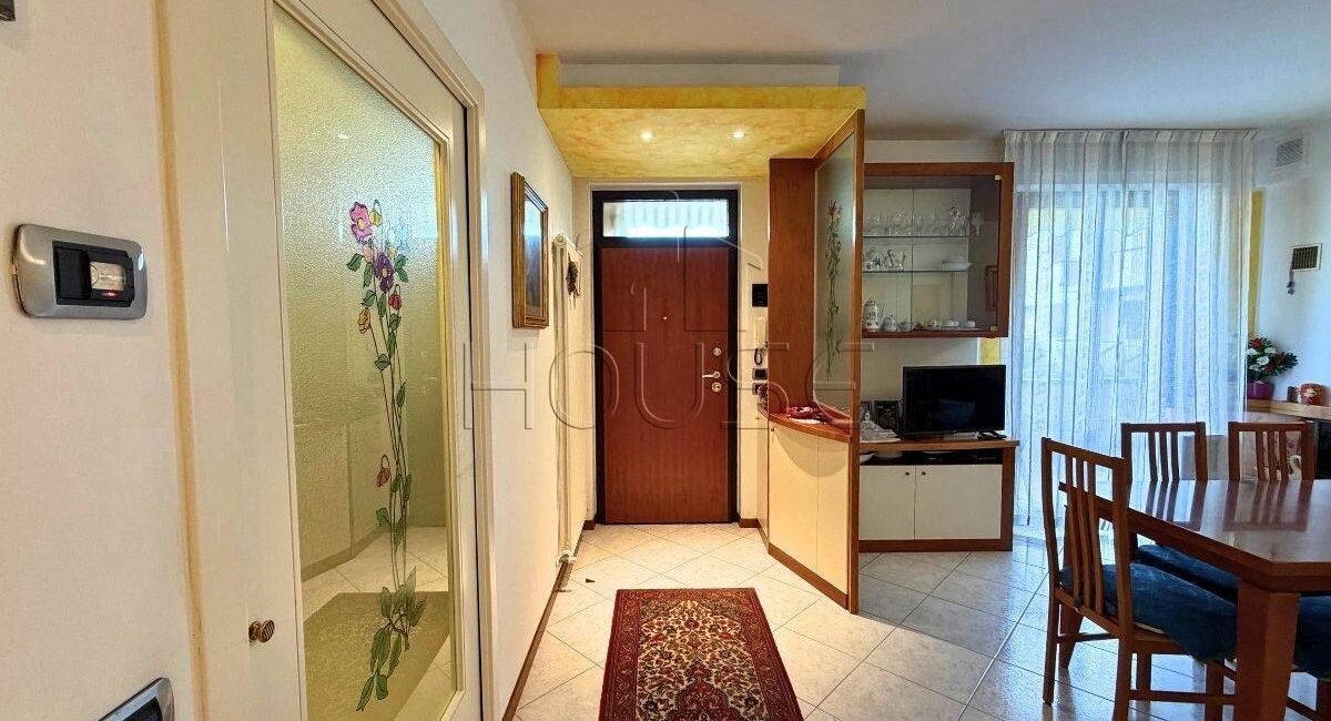 Appartamento ristrutturato con ingresso indipendente, terrazzo e garage