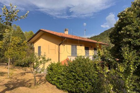 Casa singola con ampio terreno circostante