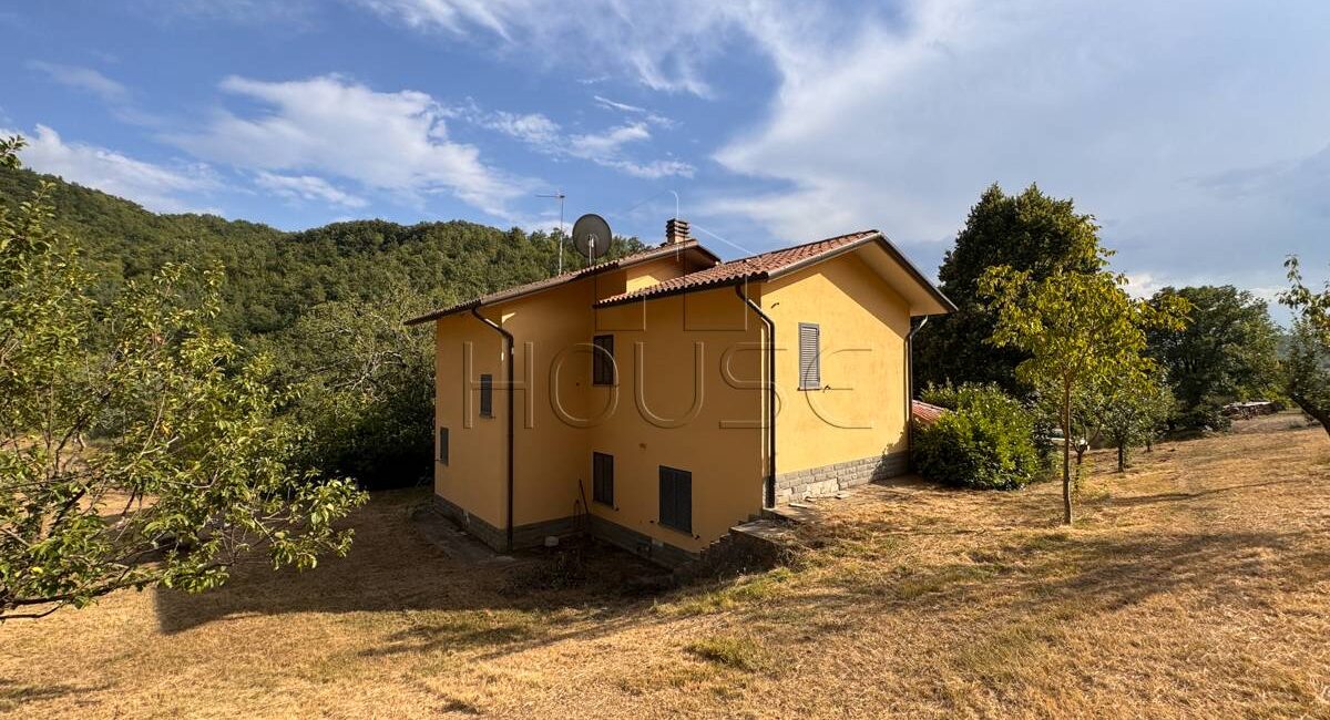 Casa singola con ampio terreno circostante
