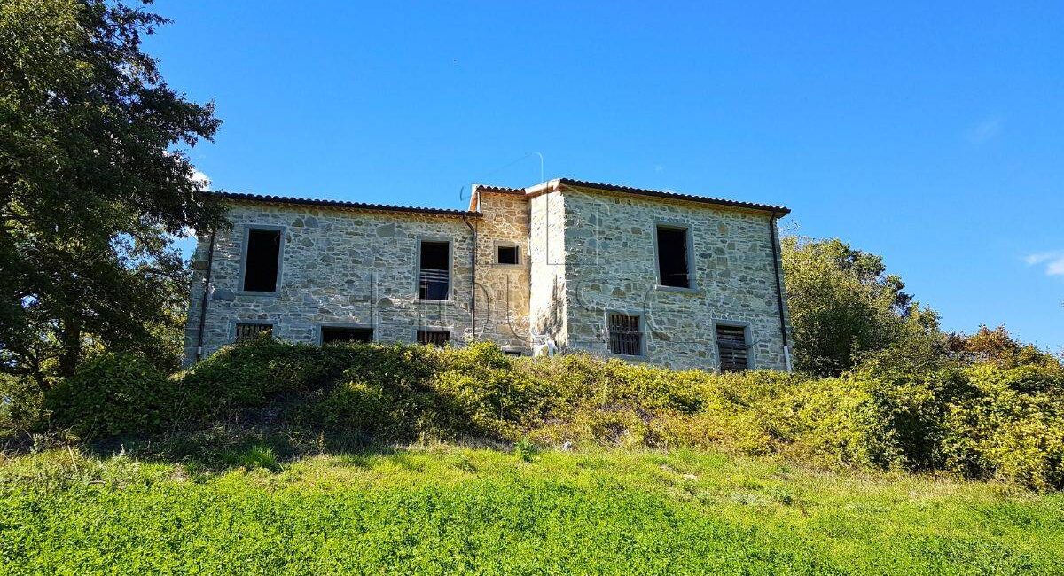 Grezzo allo stato avanzato con ampio terreno