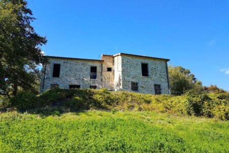 Grezzo allo stato avanzato con ampio terreno