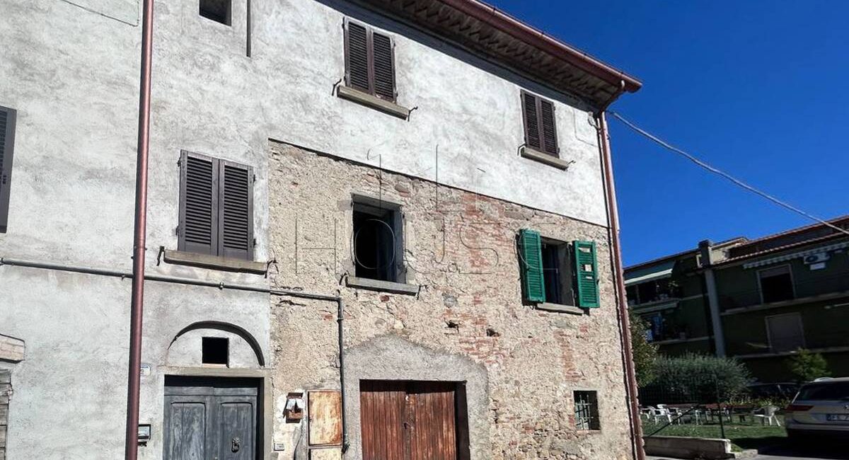 Appartamento parzialmente ristrutturato con ampi fondi