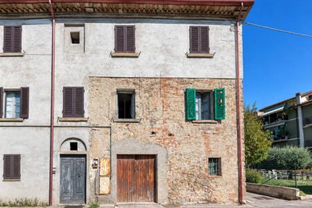 Appartamento parzialmente ristrutturato con ampi fondi