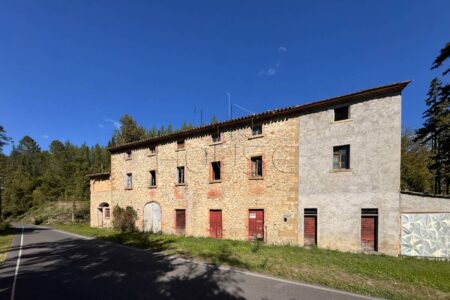 Casolare con terreno da ristrutturare, zona Monte Santa Maria Tiberina
