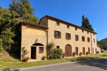 Casolare con terreno da ristrutturare, zona Monte Santa Maria Tiberina