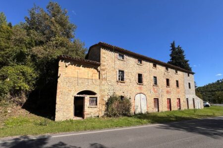 Casolare con terreno da ristrutturare, zona Monte Santa Maria Tiberina