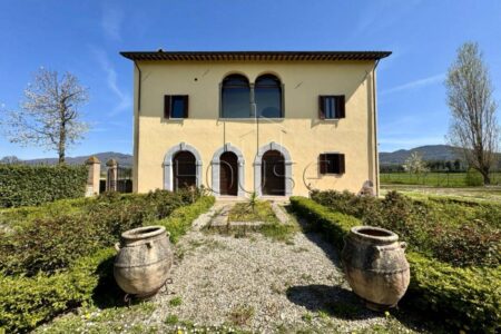 Casale storico ristrutturato con ampio terreno
