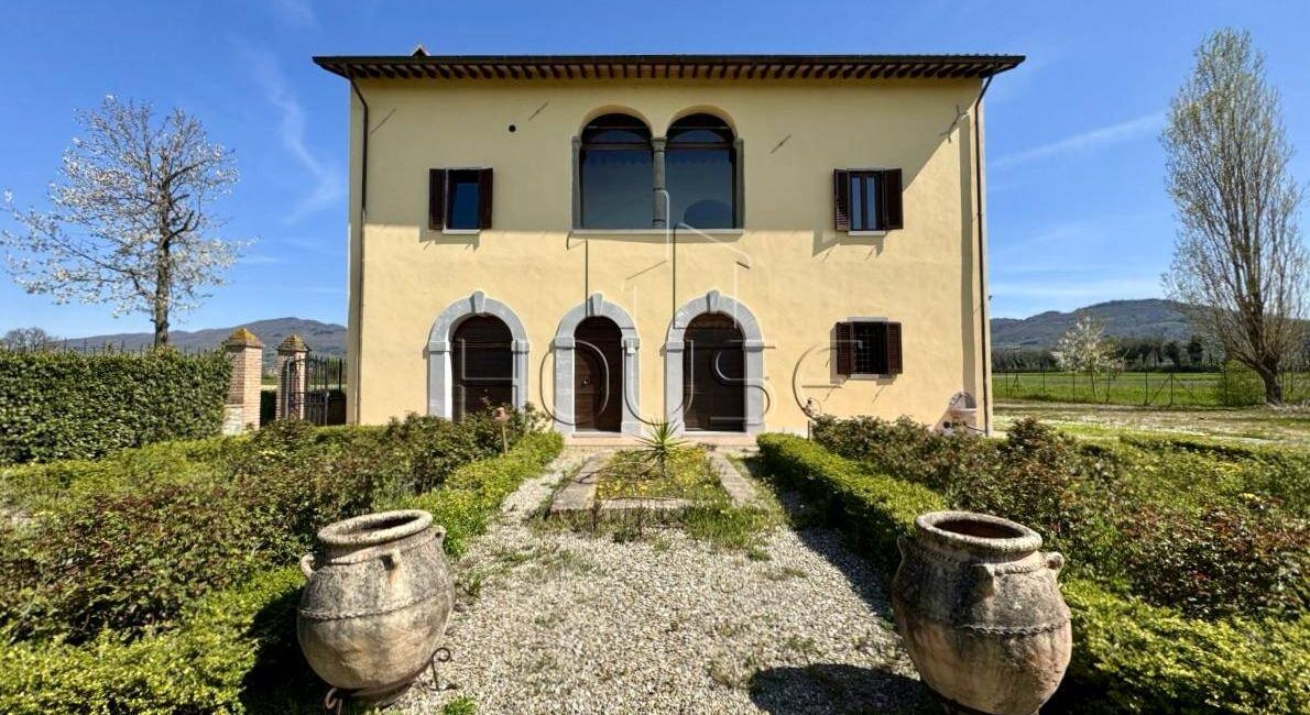 Casale storico ristrutturato con ampio terreno