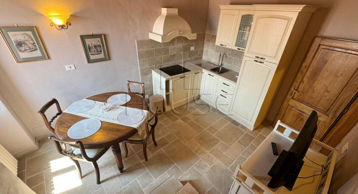 Cielo-Terra ristrutturato con ingresso indipendente