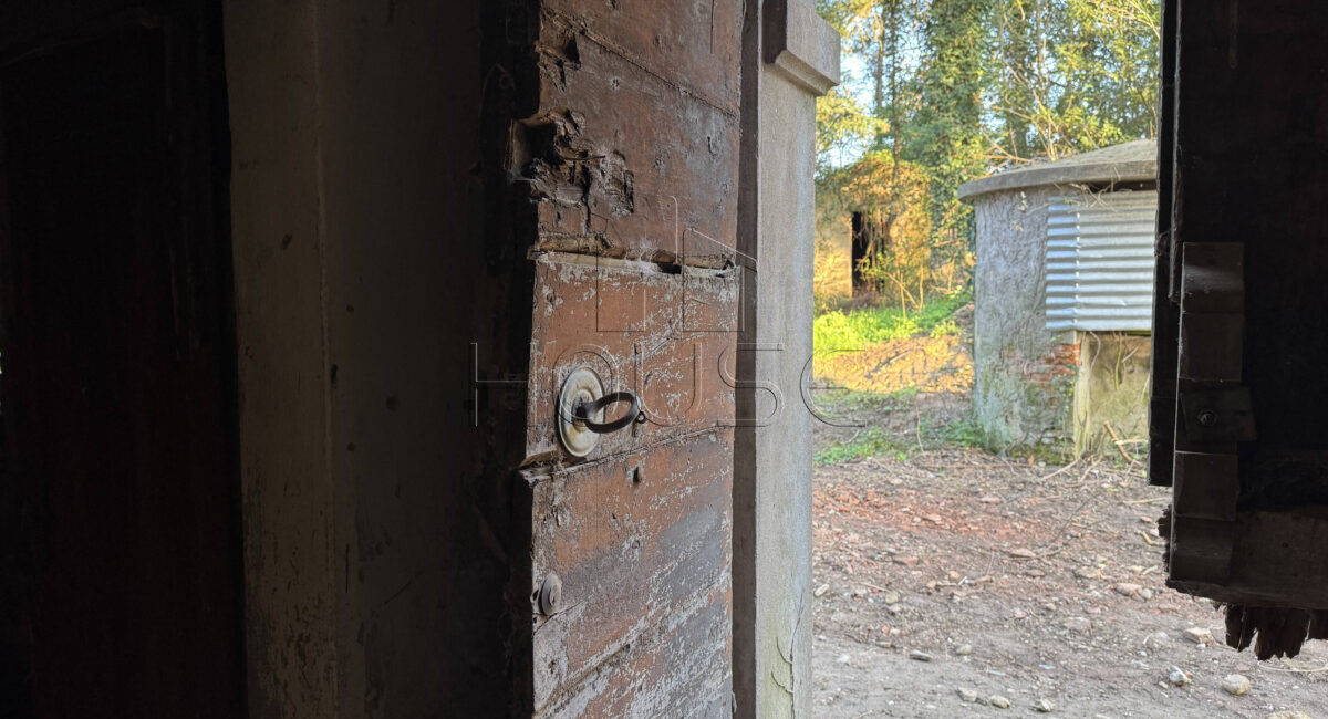 Casale panoramico da ristrutturare con ampio terreno