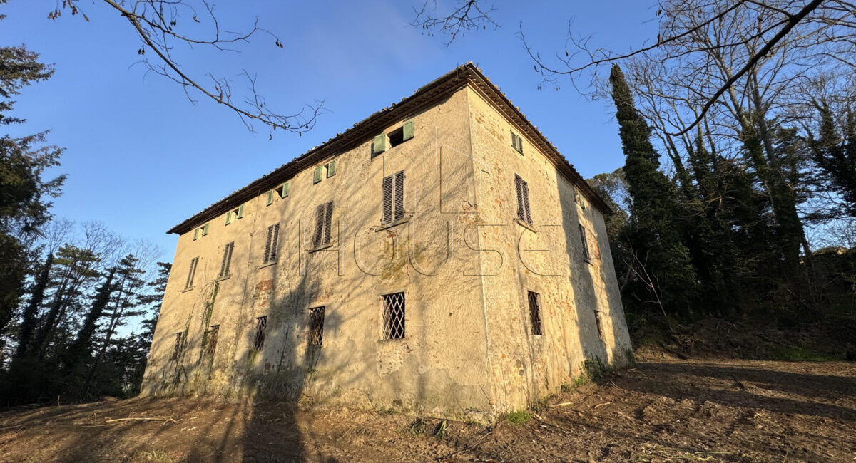 Casale panoramico da ristrutturare con ampio terreno