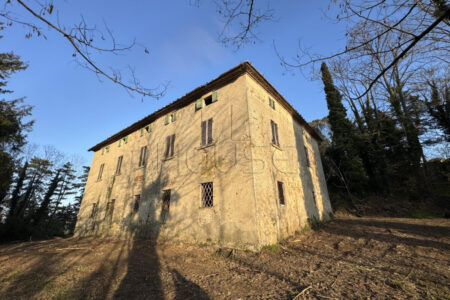Casale panoramico da ristrutturare con ampio terreno