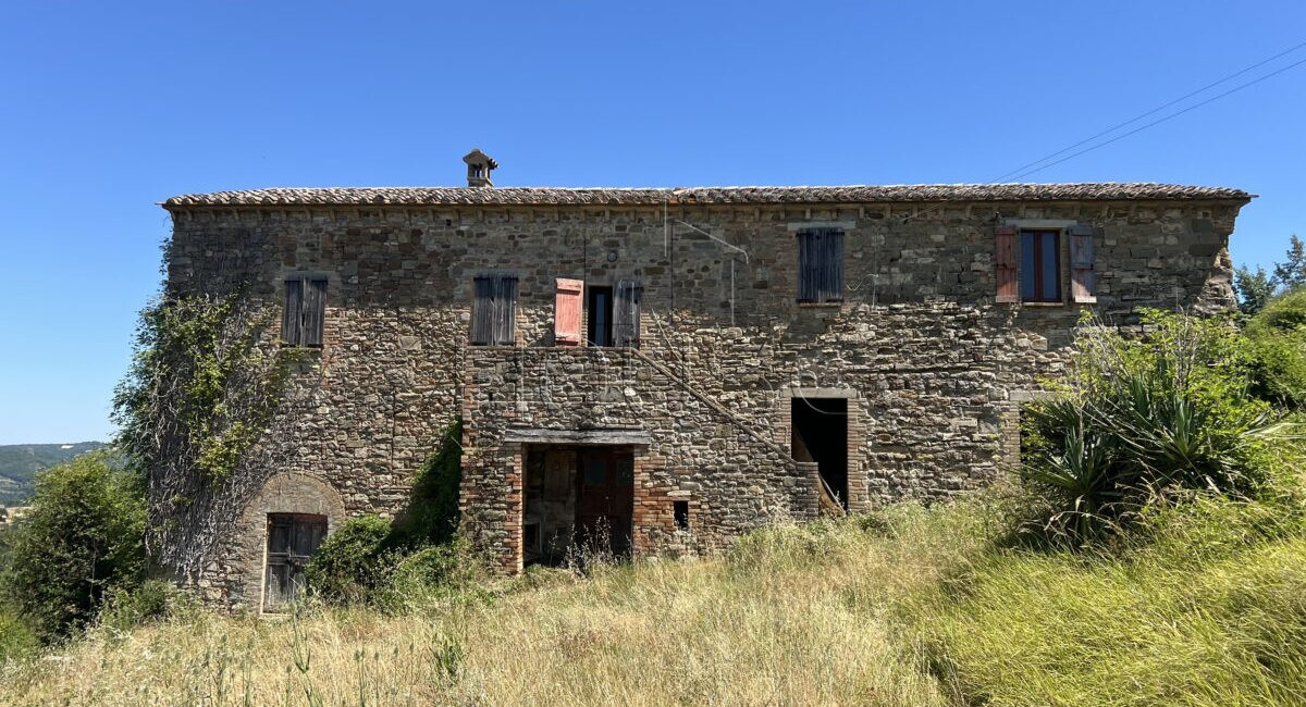 Ampio casale da ristrutturare con terreno