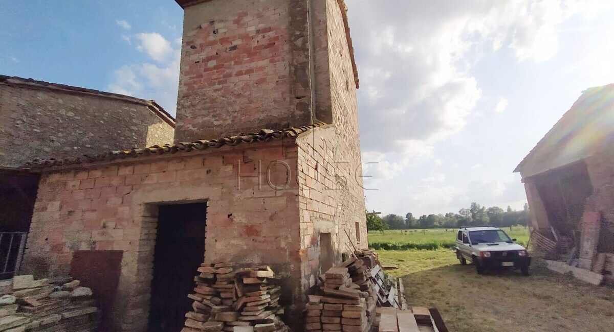 Porzione di casa colonica con annesso e terreno circostante