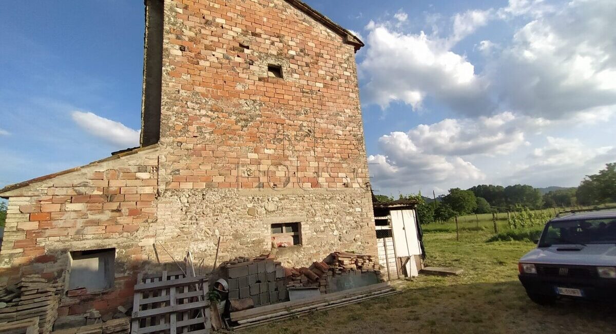Porzione di casa colonica con annesso e terreno circostante