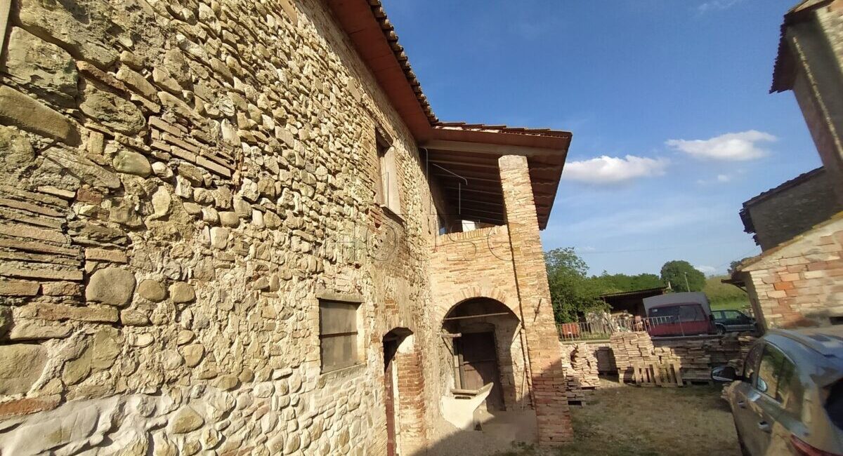 Porzione di casa colonica con annesso e terreno circostante