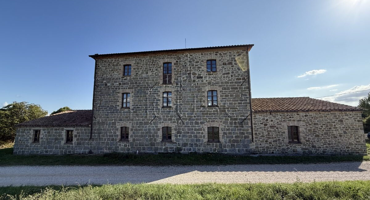 Casale con terreno in posizione panoramica