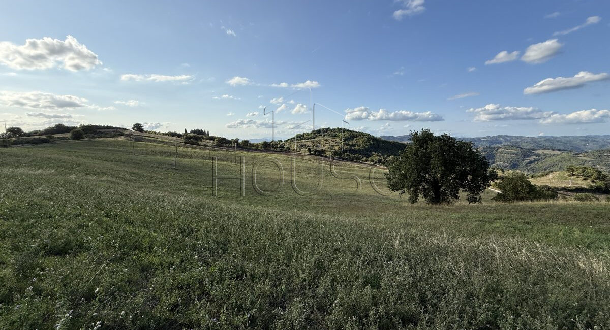 Casale con terreno in posizione panoramica