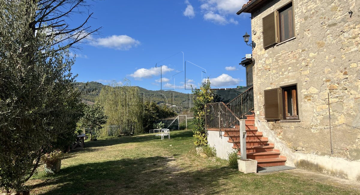 Ampio casale con terreno