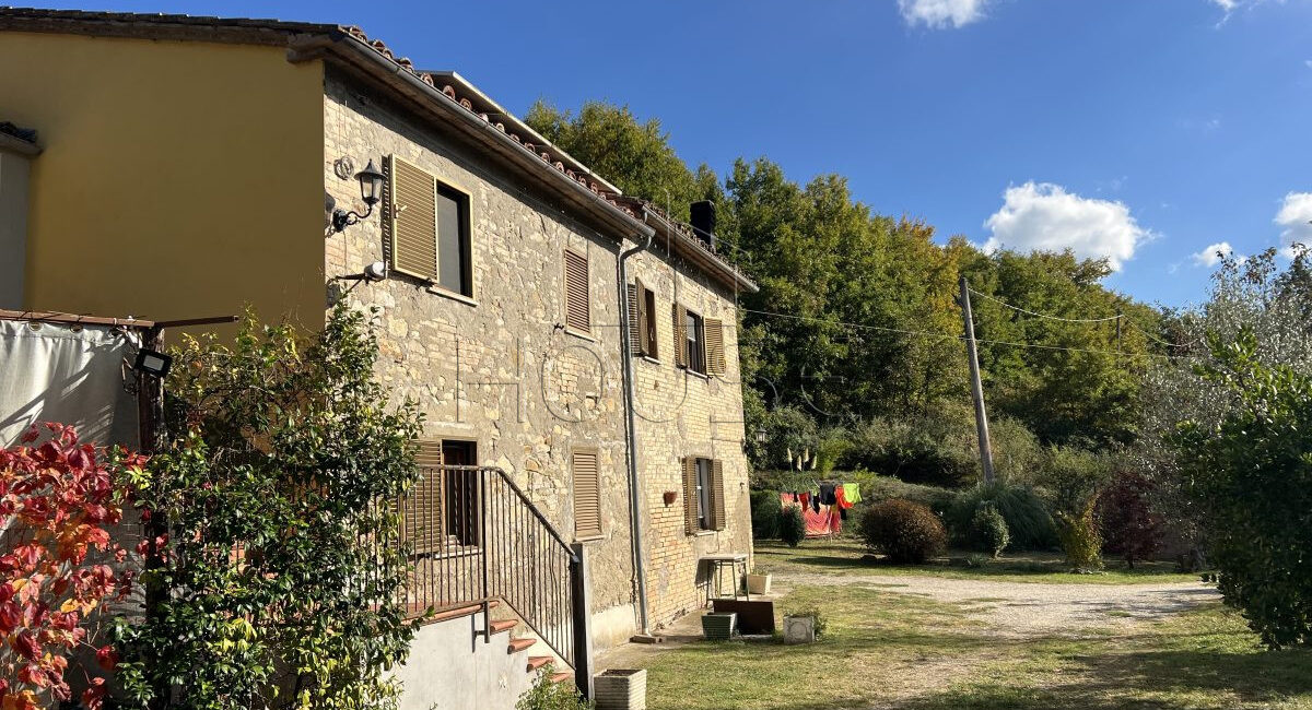 Ampio casale con terreno