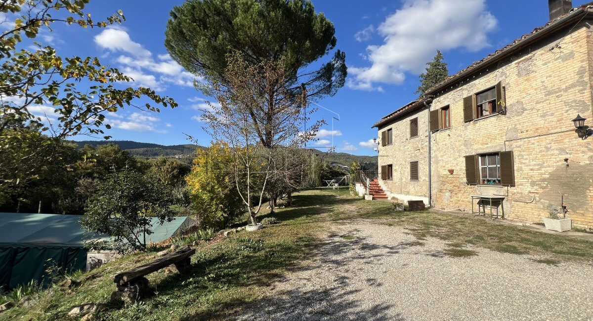 Ampio casale con terreno