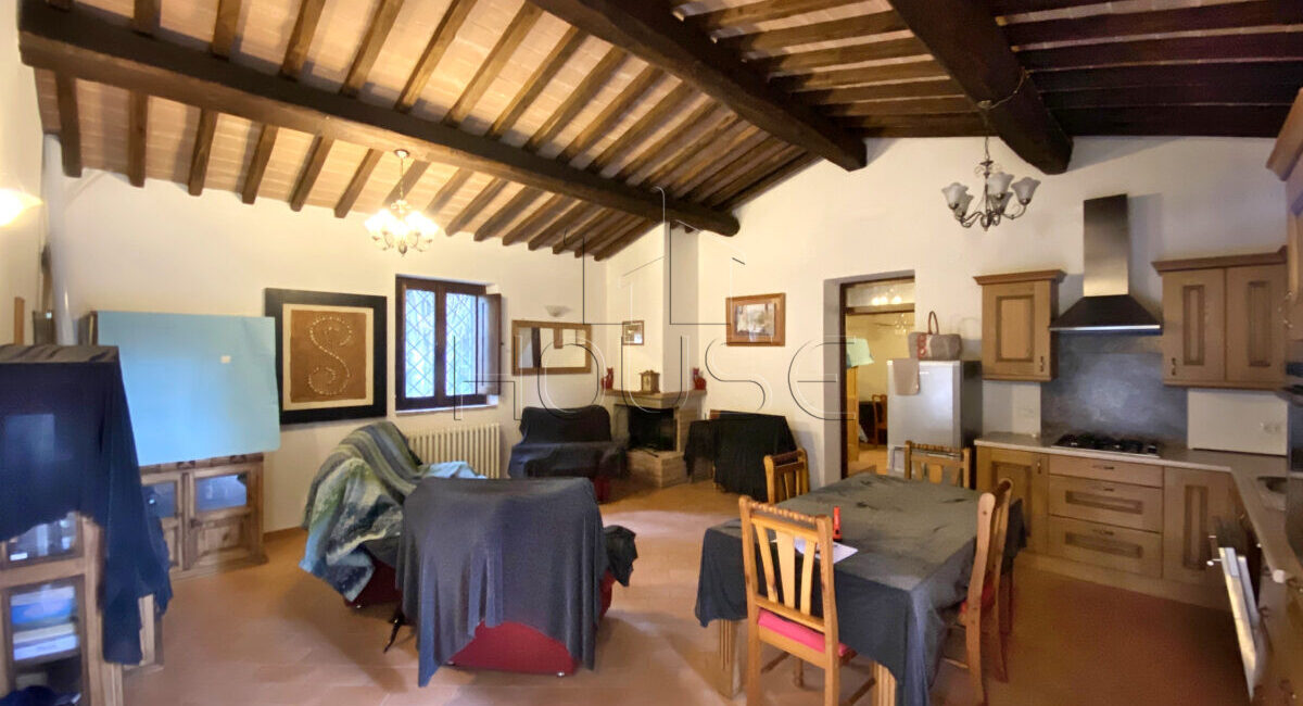 Rustico ristrutturato immerso nel verde