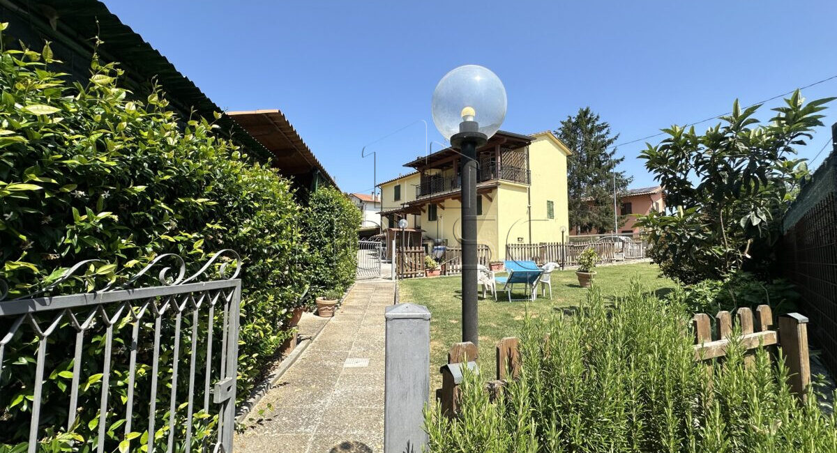 Casa singola con ampio giardino privato