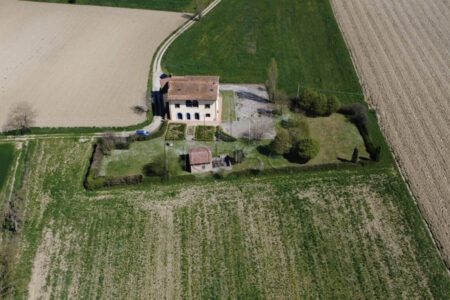 Casale storico ristrutturato con ampio terreno