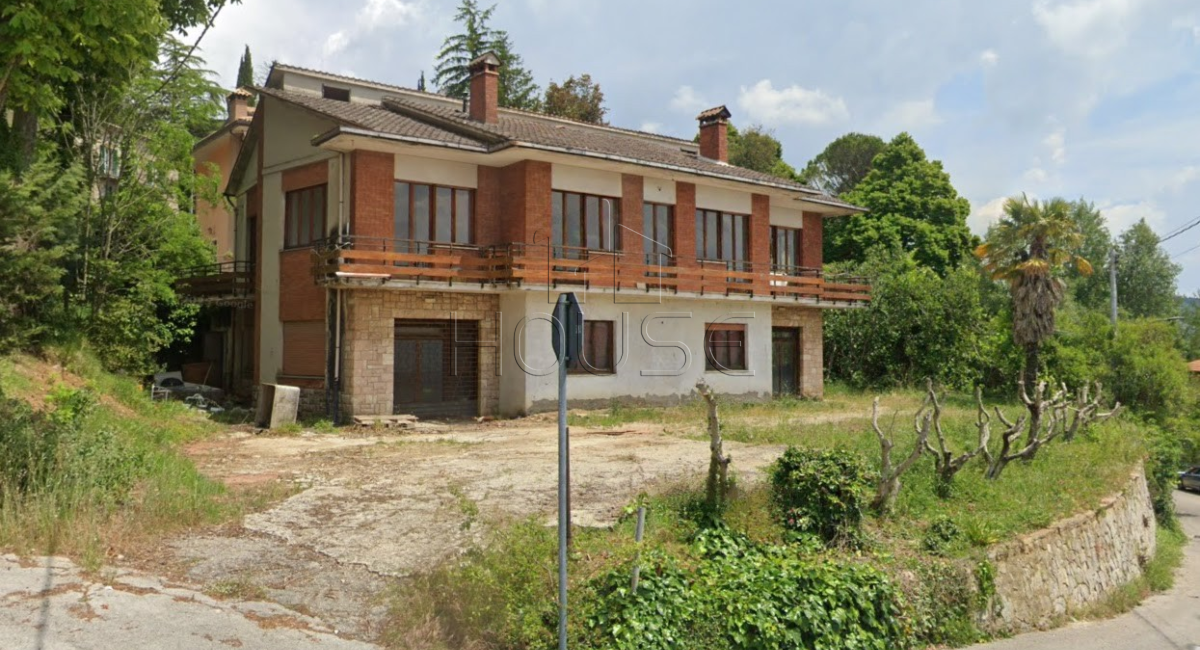 Villa di ampia metratura a pochi passi dal centro di Montone
