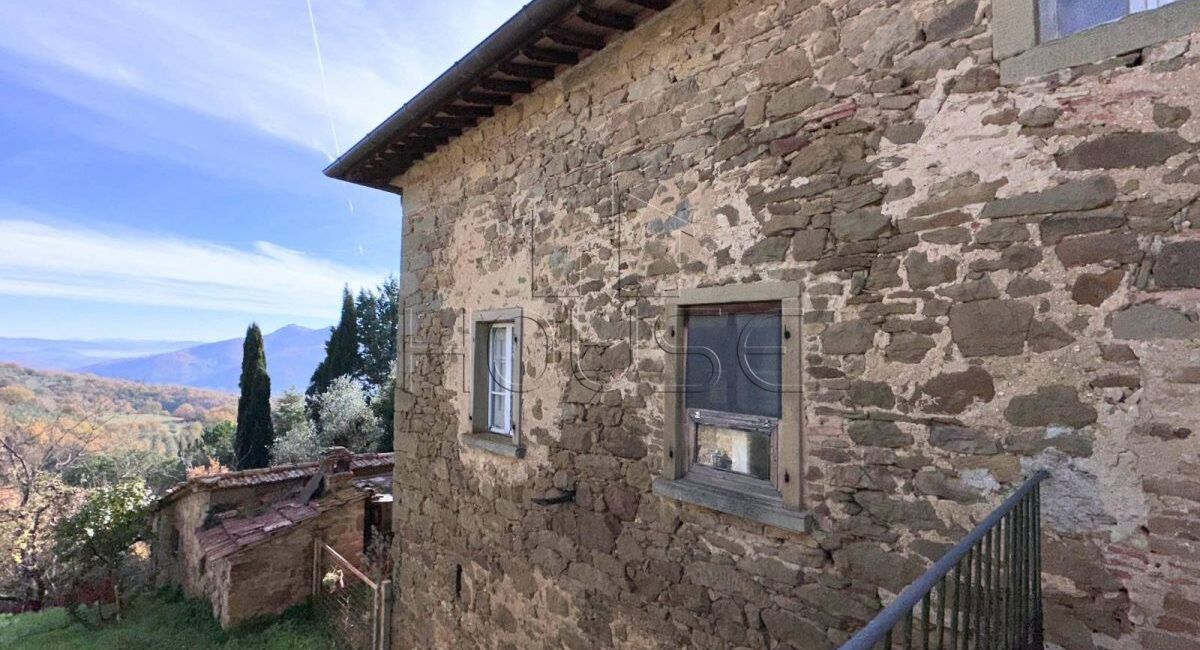 Casolare da ristrutturare con ampio terreno circostante