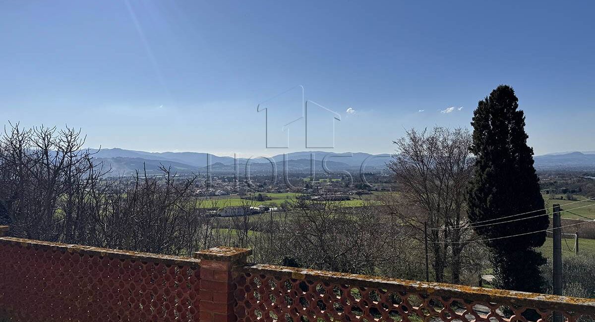 Casolare panoramico con annessi e terreno