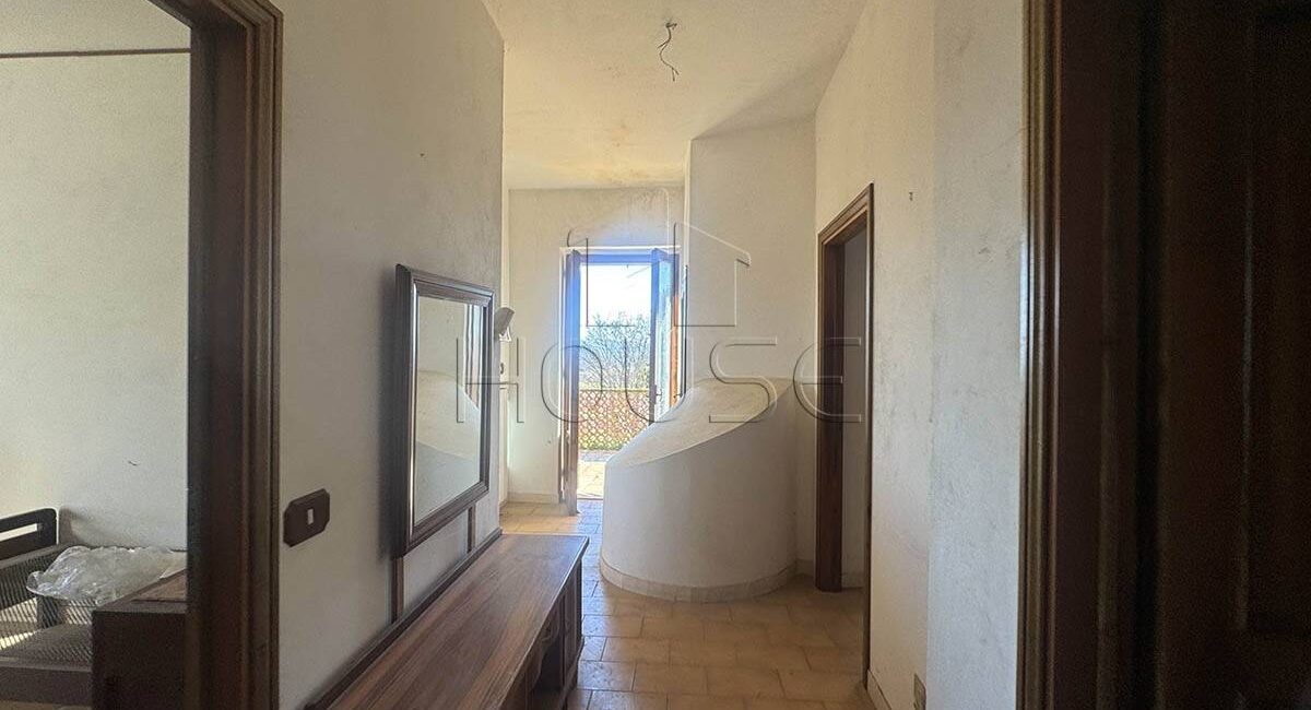 Casolare panoramico con annessi e terreno