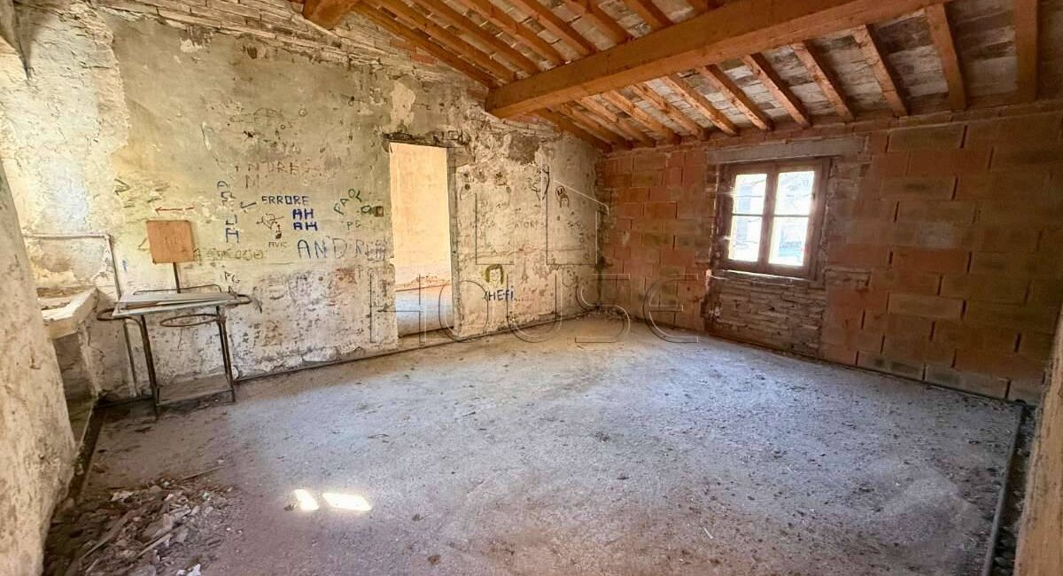 Porzione indipendente al grezzo con corte privata