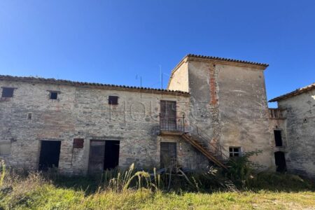 Podere colonico con terreno esclusivo, zona Badiali