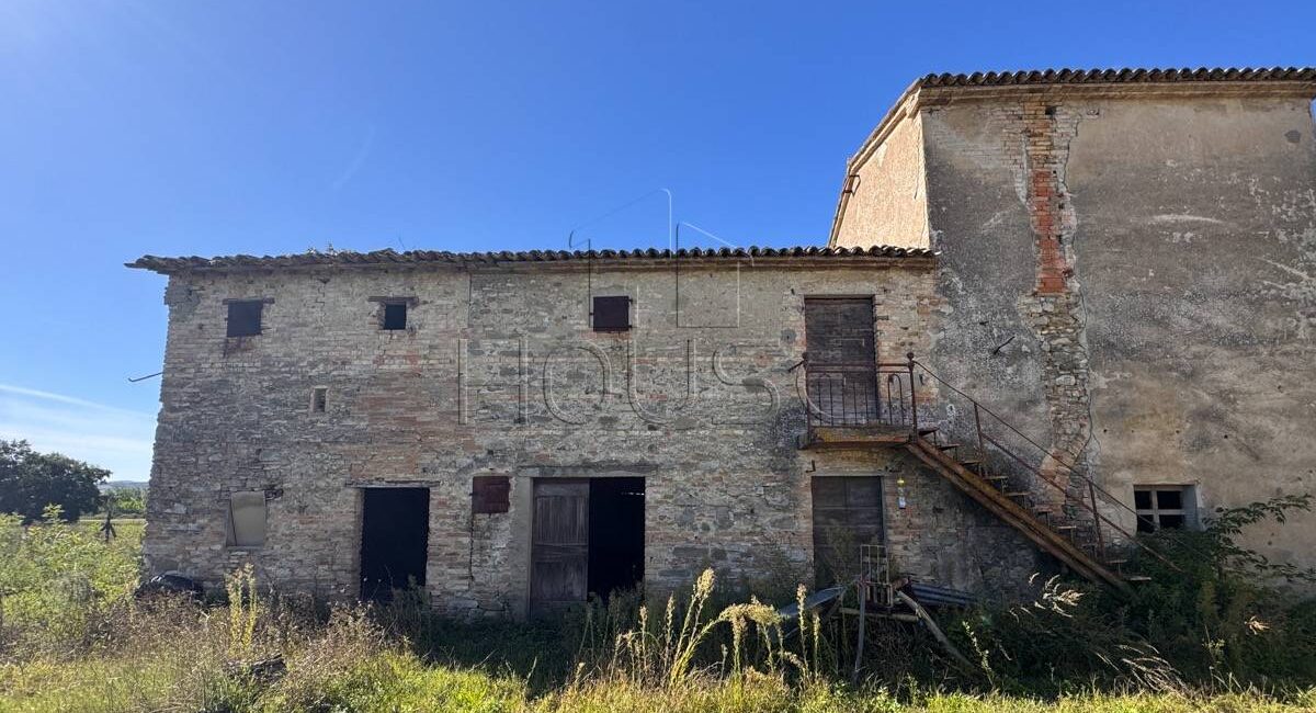 Podere colonico con terreno esclusivo, zona Badiali