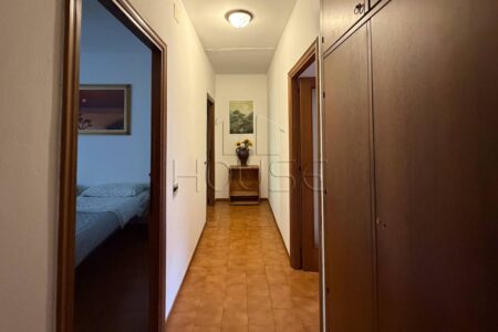 Appartamento a piano primo con tre camere, camino e garage – Madonna del Latte
