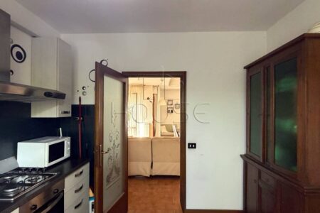 Appartamento a piano primo con tre camere, camino e garage – Madonna del Latte