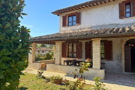Villa bifamiliare ristrutturata con giardino – Sant’ Orfeto