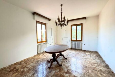 Casa singola da ristrutturare con due appartamenti e giardino a Monterchi