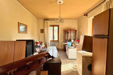 Casa singola da ristrutturare con due appartamenti e giardino a Monterchi