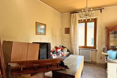 Casa singola da ristrutturare con due appartamenti e giardino a Monterchi