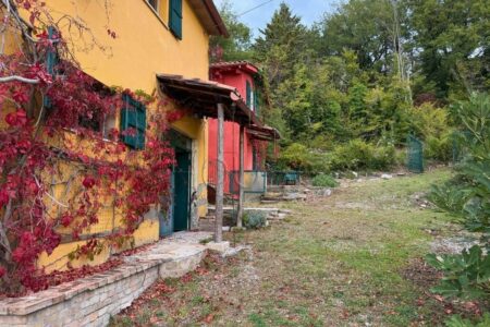Casale in vendita a Preggio, Umbertide, con 2 abitazioni e 10 ettari di terreno