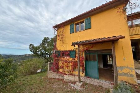 Casale in vendita a Preggio, Umbertide, con 2 abitazioni e 10 ettari di terreno