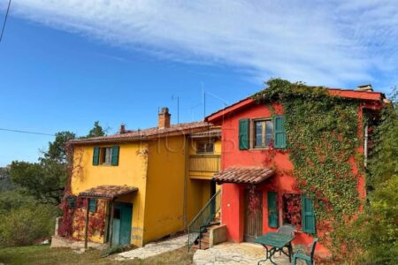 Casale in vendita a Preggio, Umbertide, con 2 abitazioni e 10 ettari di terreno