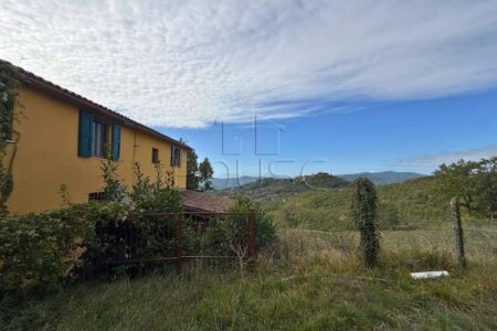 Casale in vendita a Preggio, Umbertide, con 2 abitazioni e 10 ettari di terreno