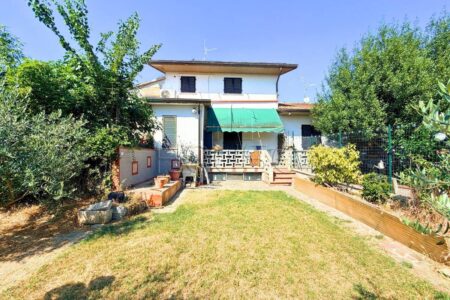Cielo-terra con ampio giardino privato e garage a San Giustino