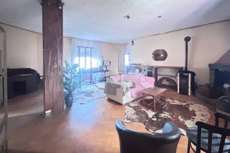 Ampio appartamento da ristrutturare con ingresso indipendente