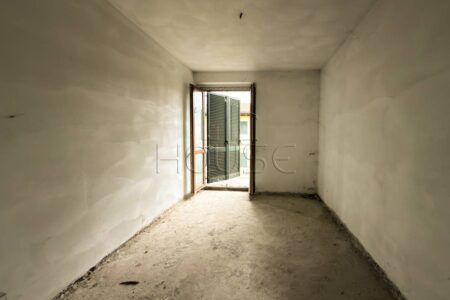 Appartamento di circa 100 mq da Rifinire con Ascensore e Garage
