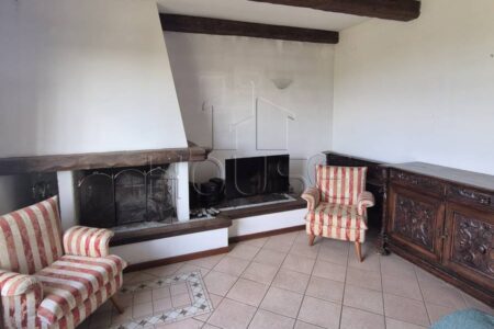 Casa bifamiliare con giardino privato